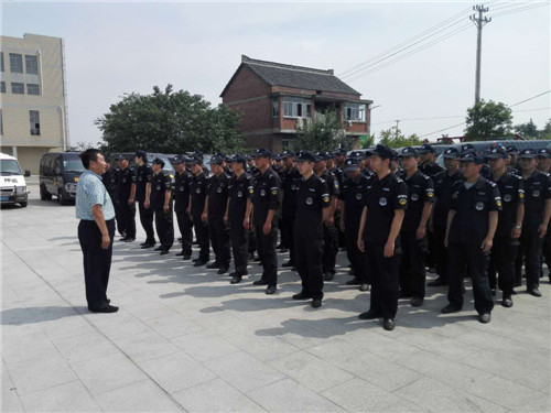 如皋市保安服務(wù)有限公司押運(yùn)部組織“防搶劫”、“防火災(zāi)”演練